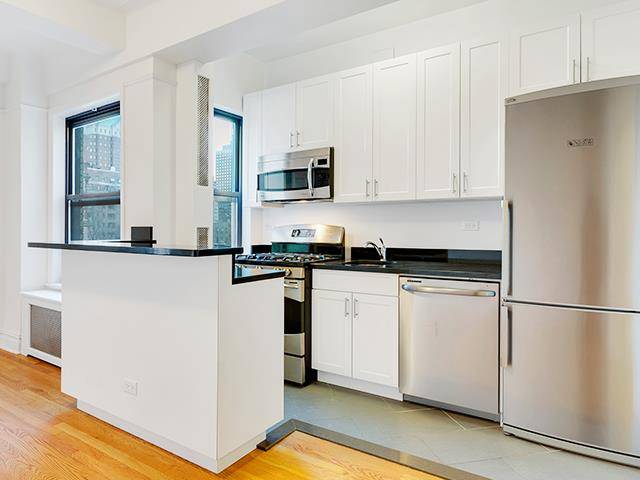 Live In The Heart Of Brooklyn Heights !