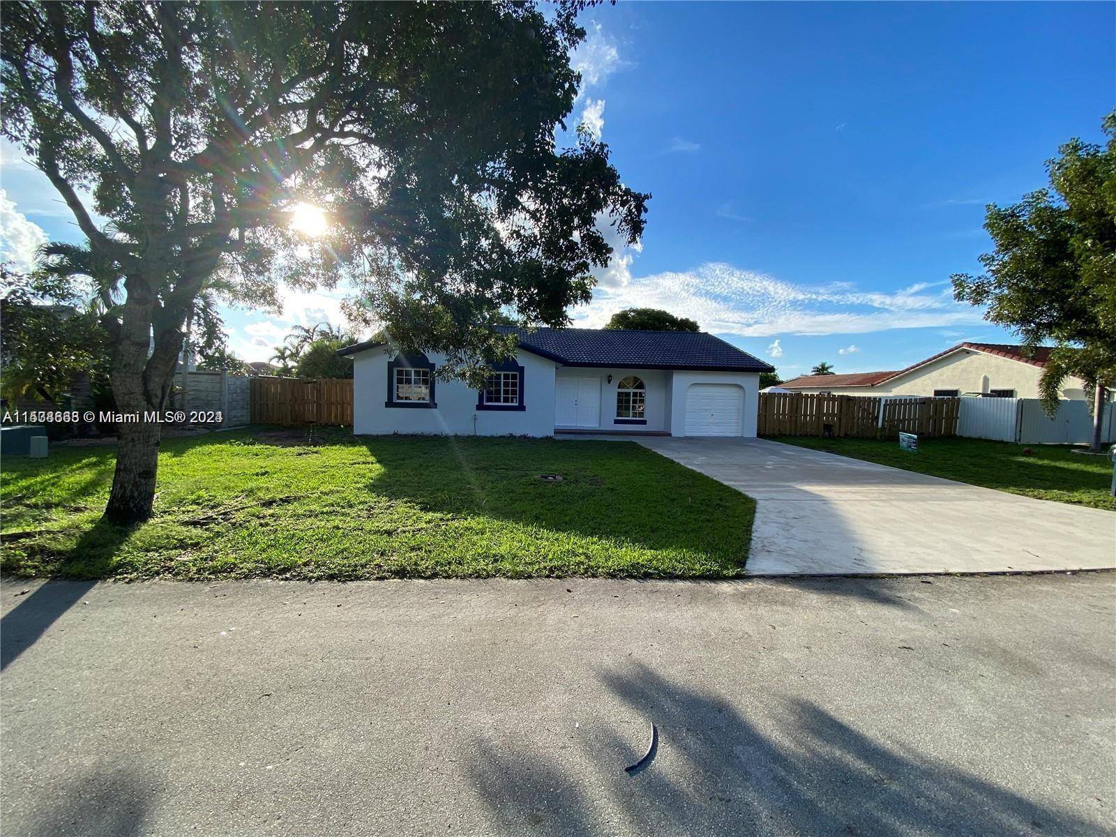 THIS single family provides space on both side, big enough for family, boat, RV, NO ASSOCIATION, EXCELLENT AREA, MOVE IN READY, 4 2 Locate in very high demand area, sitting ...