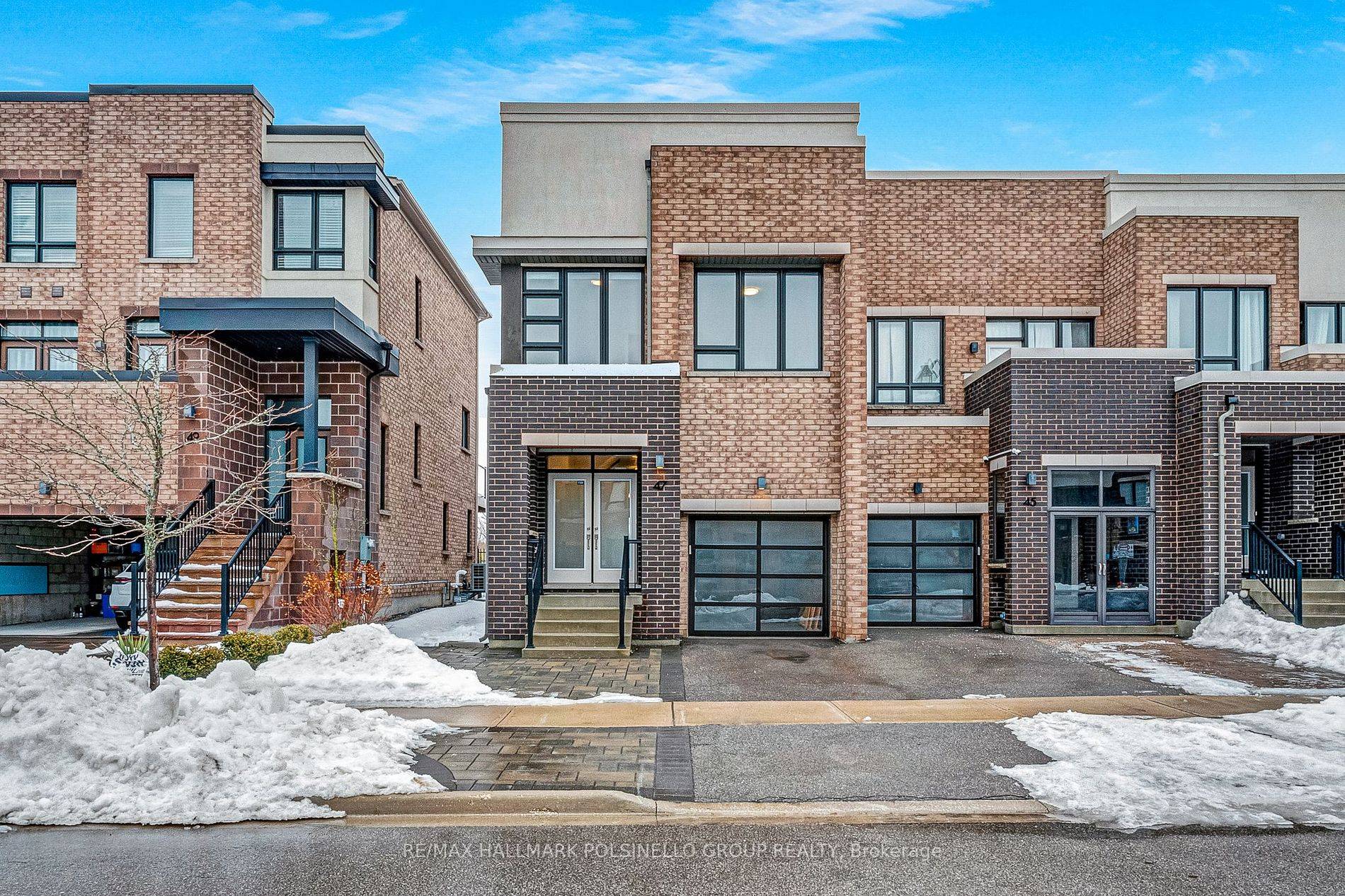 Welcome to this modern and well kept townhouse that seamlessly combines contemporary design with functionality.