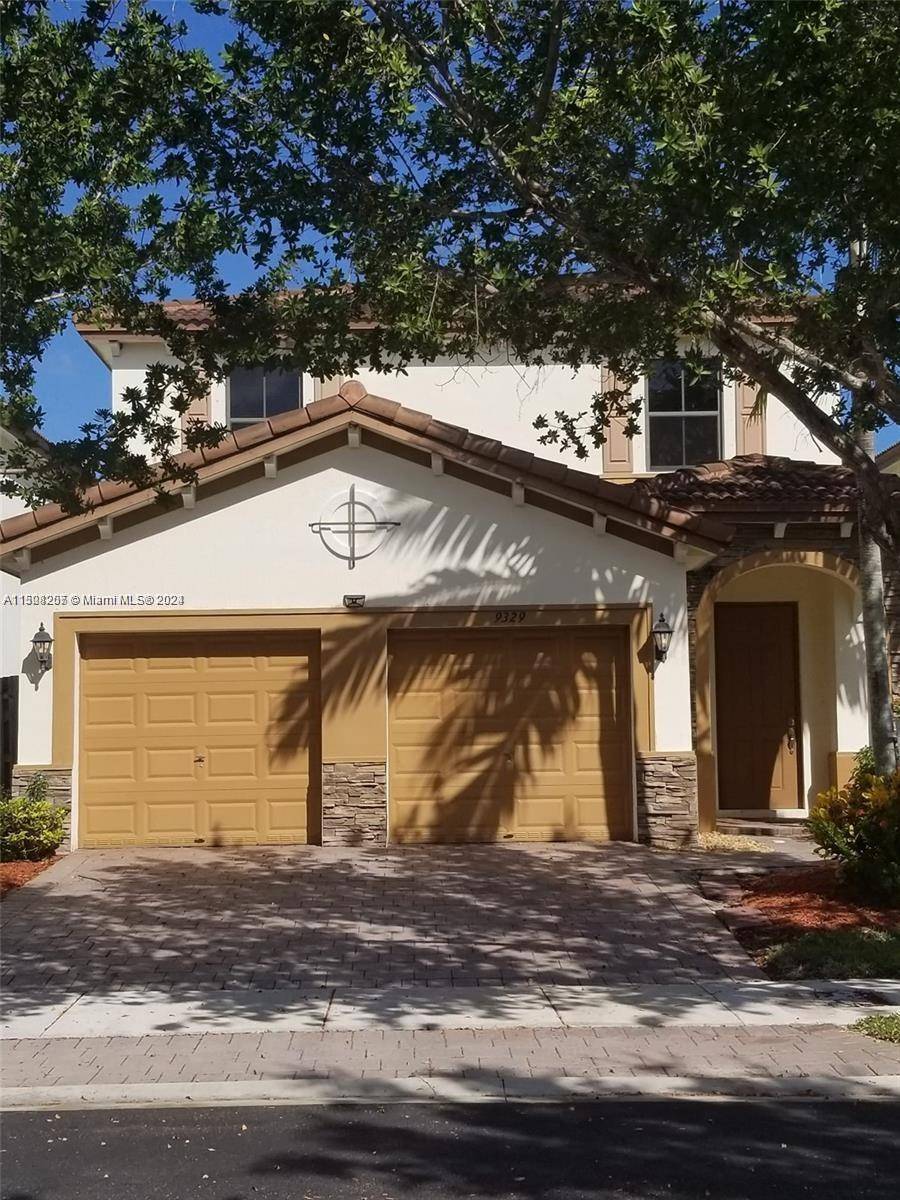 Gorgeous house in the beautiful community of Isles at Bayshore featuring spacious 4 bedrooms, tiles floor throughout first floor, paved patio to enjoy with your family, fantastic clubhouse with superb ...