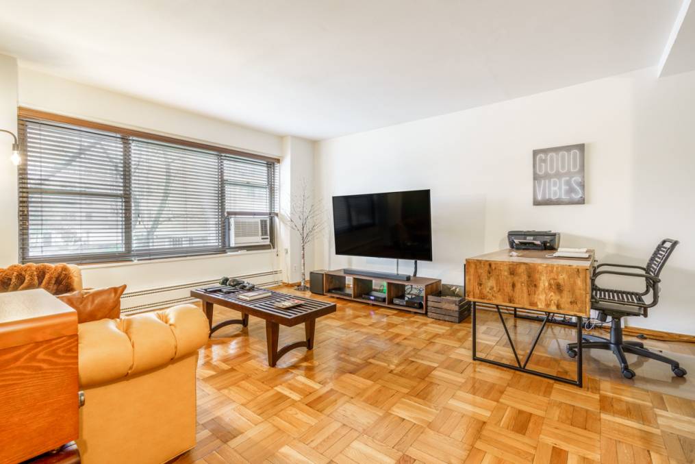 Adorable mid century modern aesthetic in this four room 1 bedroom located near the heart of Astoria.