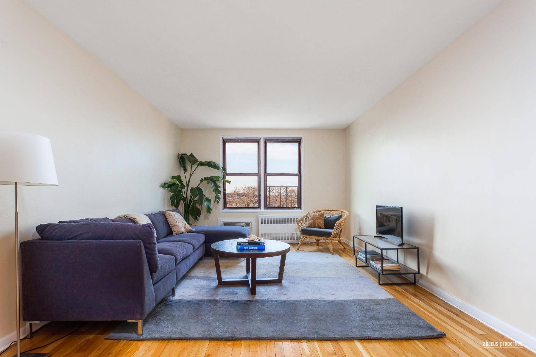Perfectly perched upon the top floor of this well maintained elevator building, this very spacious 1 bedroom boasts 3 exposures flooded with natural light.