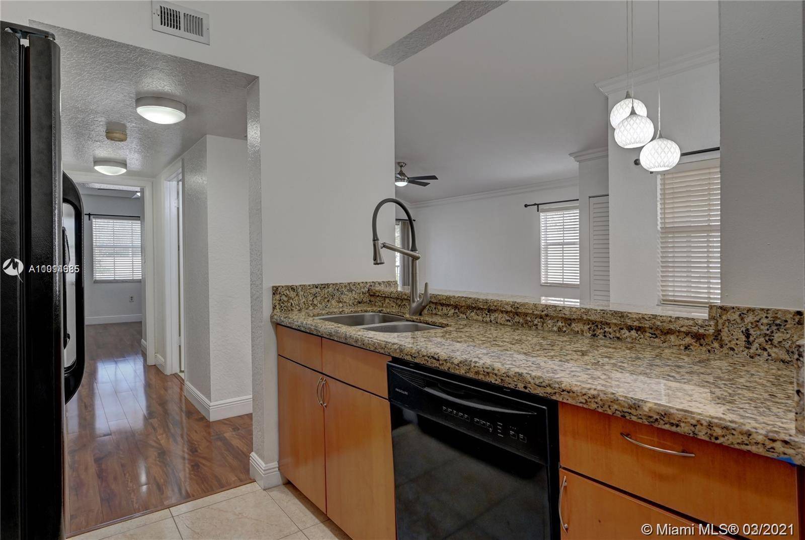 Gorgeous remodeled 2 2 Apartment in Lakeview Club.
