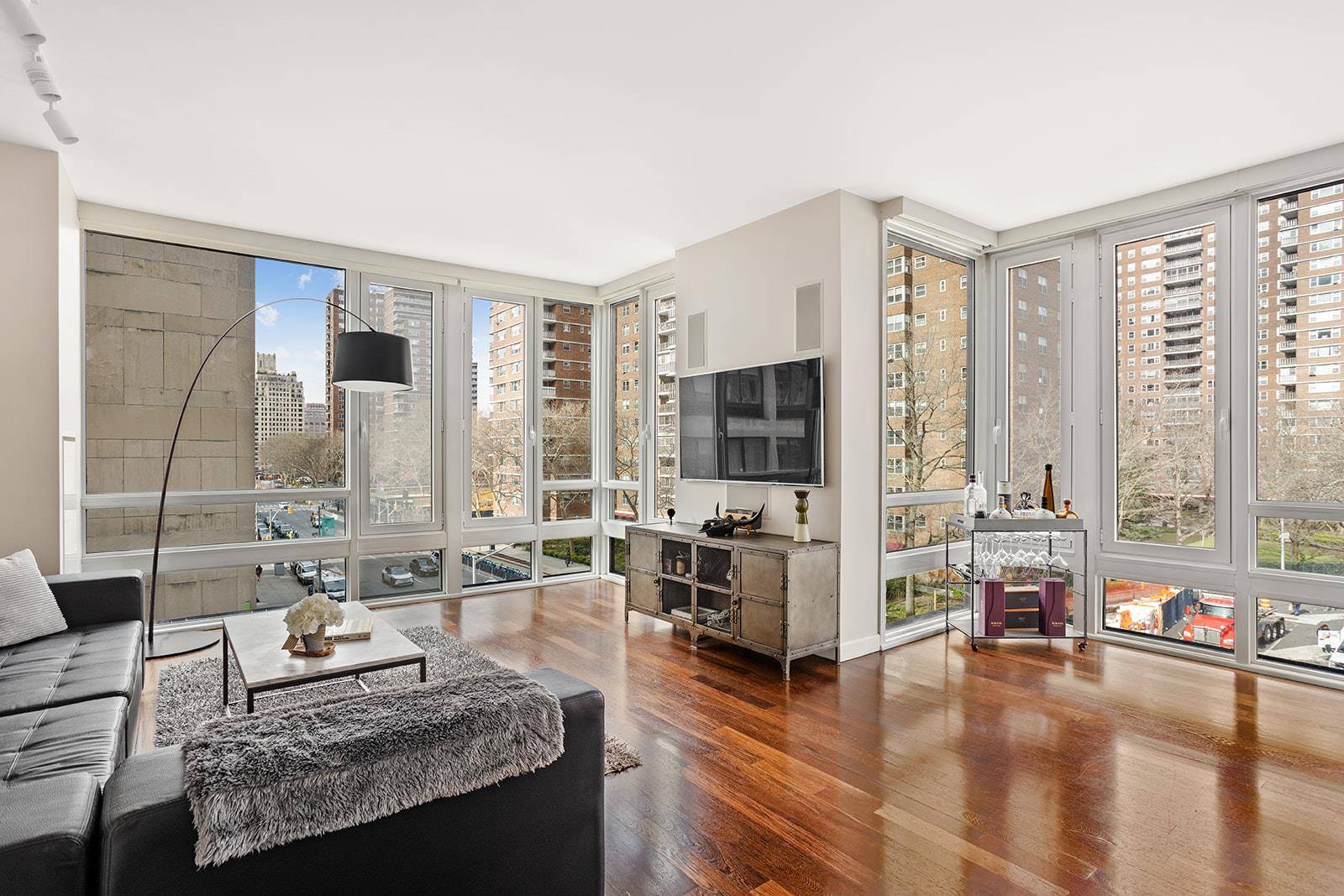 4B is a sophisticated corner residence offering a unique combination of light, serenity, and treetop views in a full service boutique condo situated in prime Chelsea.