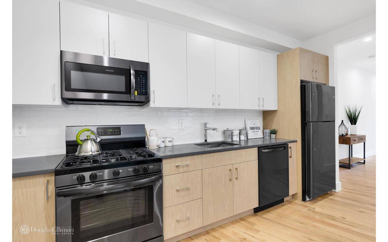NO FEE ! Newly constructed, luxurious Greenpoint apartment in the center of it all !