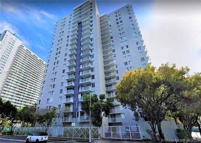 Experience urban living with this 2 bedroom, 2 bathroom corner unit located in Miami's Downtown, dynamic Arts Entertainment District.
