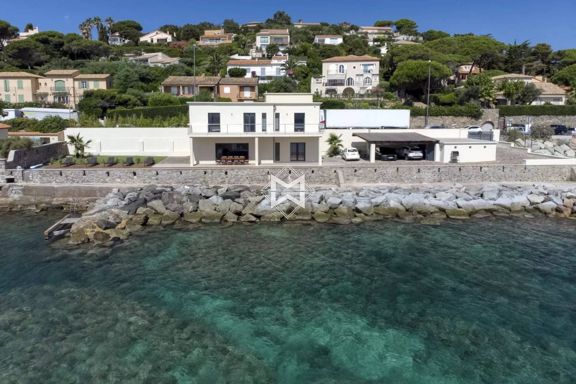 EXCLUSIVITY Waterfront property in the center of the city