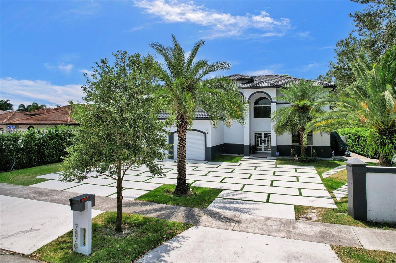 Beautiful and spacious Residence in the sought after Royal Oaks in Miami Lakes.