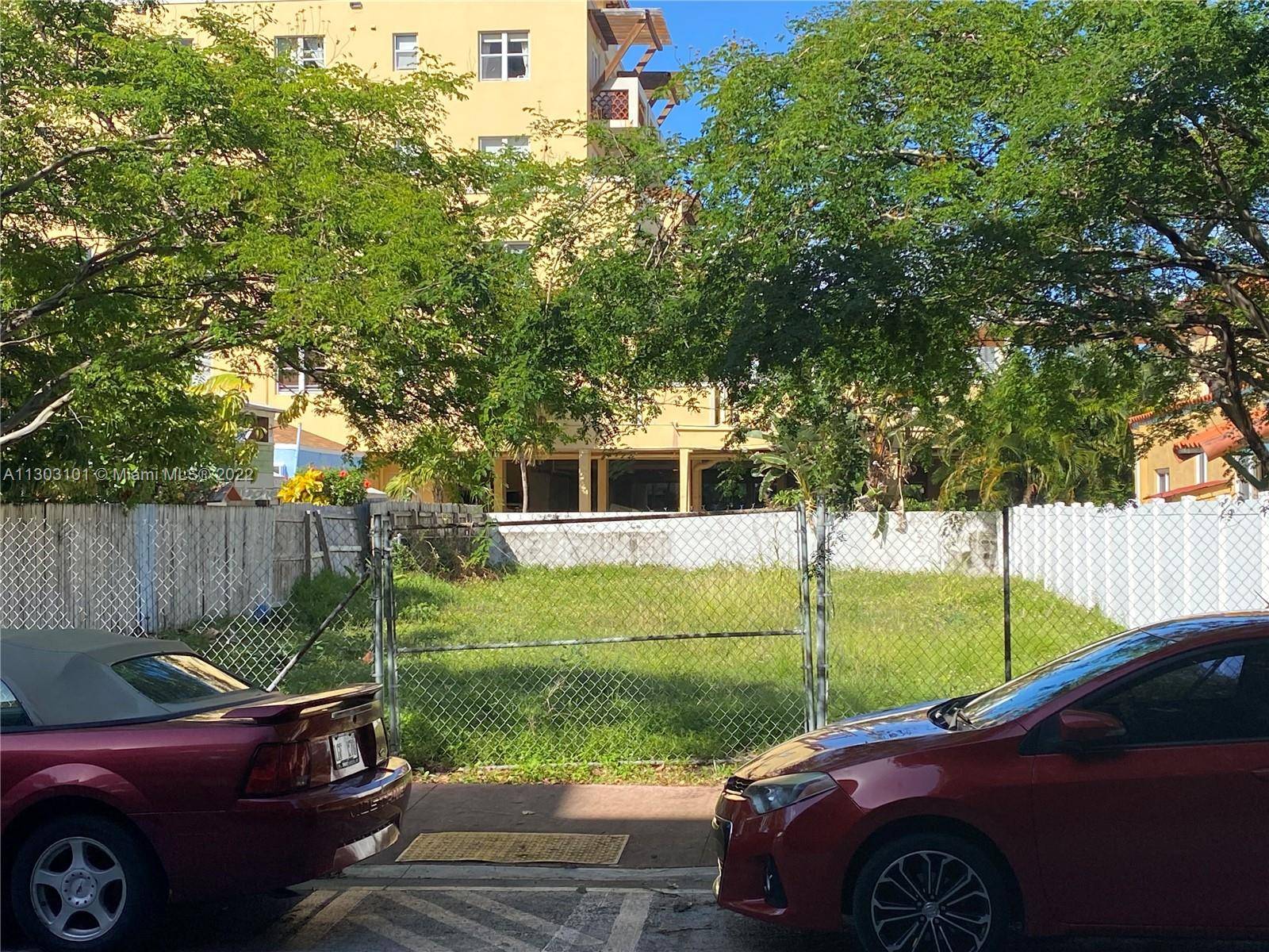 Rare opportunity to buy an empty lot in SoFi, South of Fifth, Miami Beach.