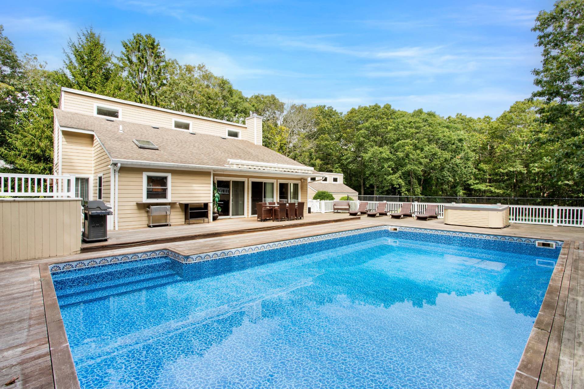 Fully equipped Quogue Village Summer Getaway