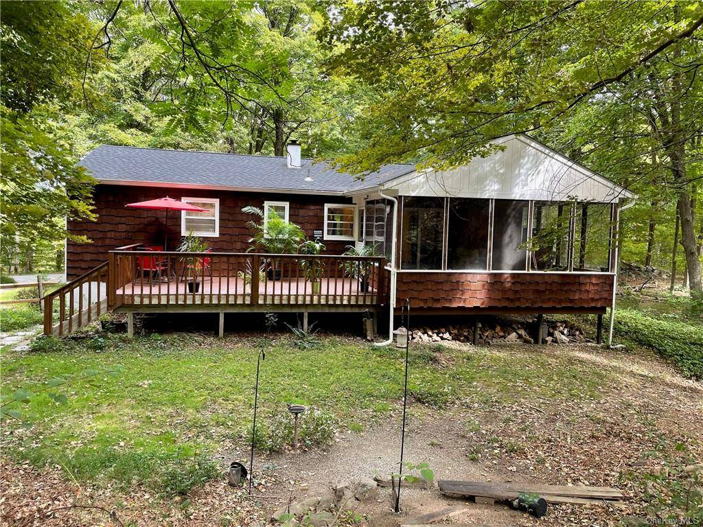 This cheerful charmer has the best of both worlds a private, woodsy feel and easy access and proximity to the village of Cold Spring.