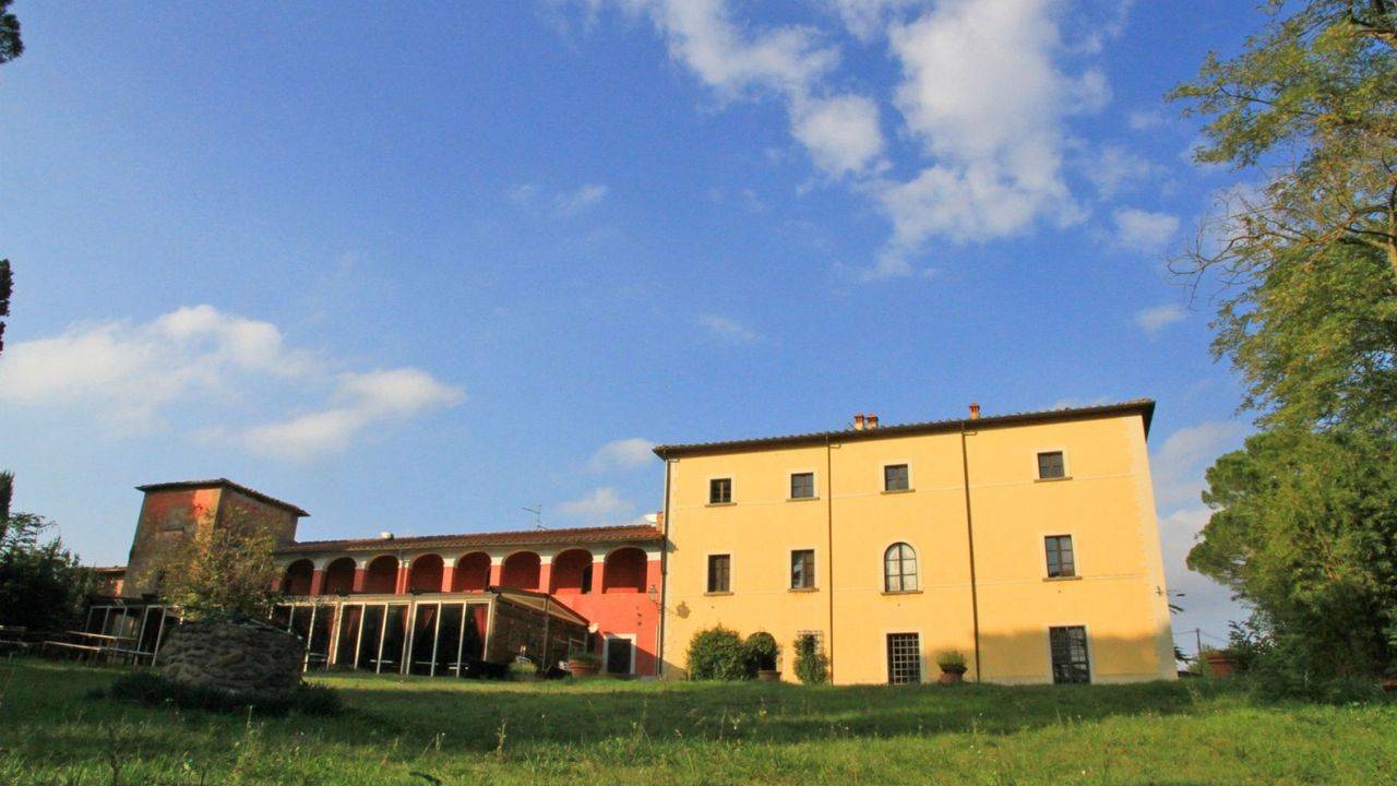 Tuscany Old residential complex for sale in, Arezzo, surrounded by a park of 9300 sqm 
The origins of the building date back to the sixteenth century