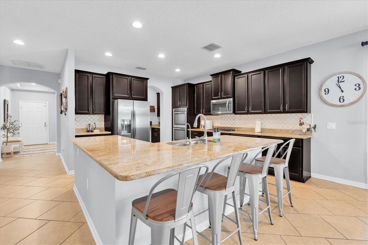 KITCHEN WITH LARGE ISLAND & BREAKFAST BAR