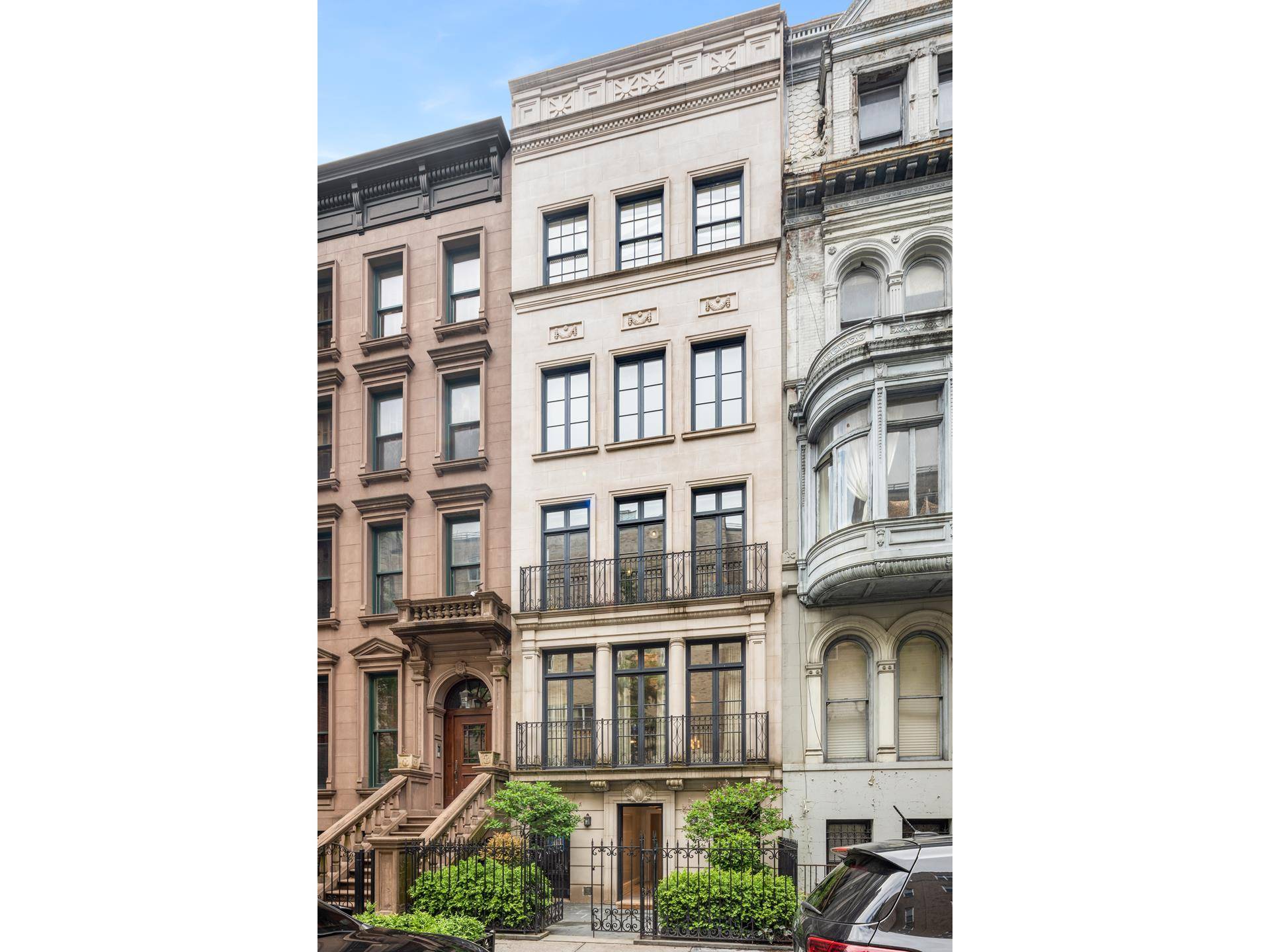 This stunning 20 foot wide elevator townhouse has just undergone a magnificent and exacting renovation by Pembrooke and Ives.