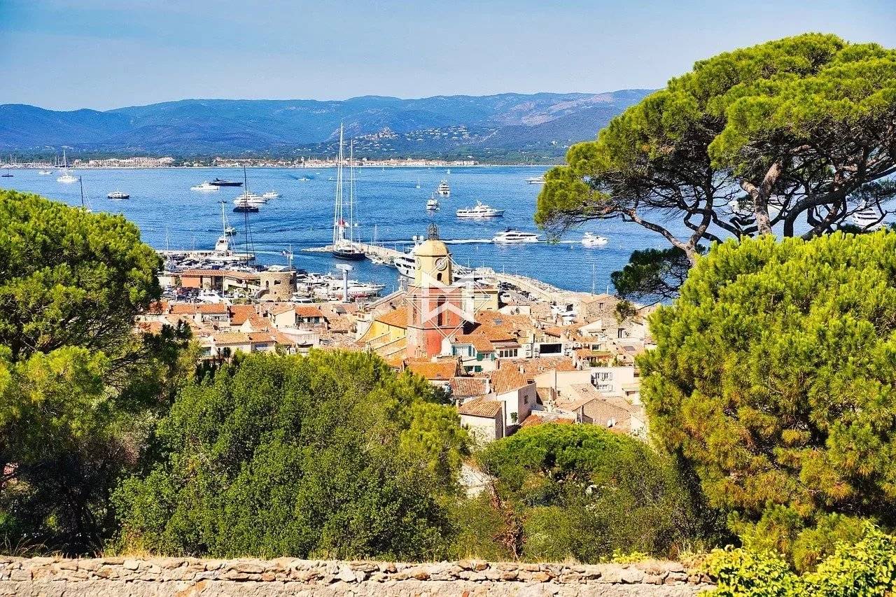 Hotel with potential around St-Tropez
