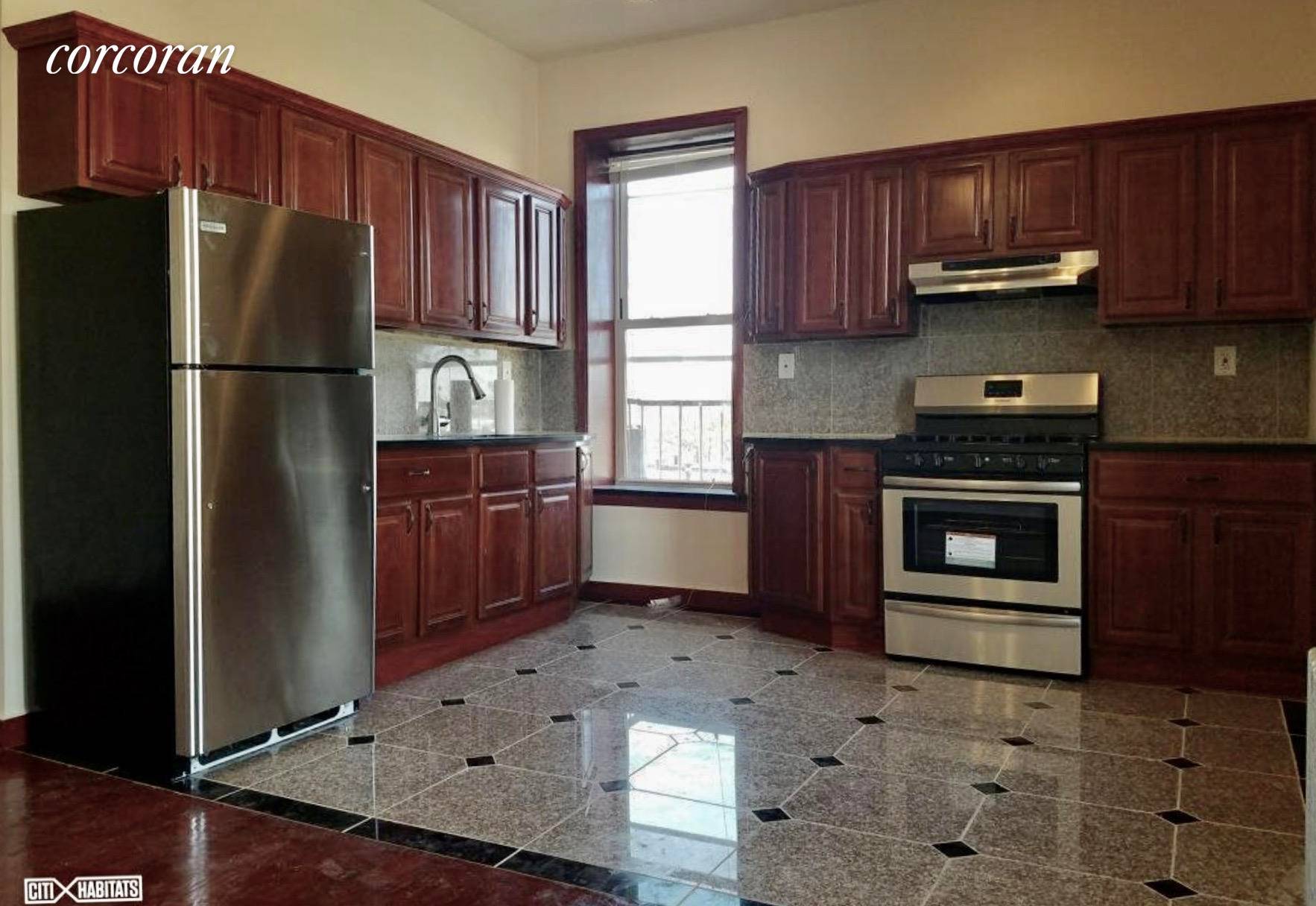 Large 2 bedroom apartment with Manhattan view !