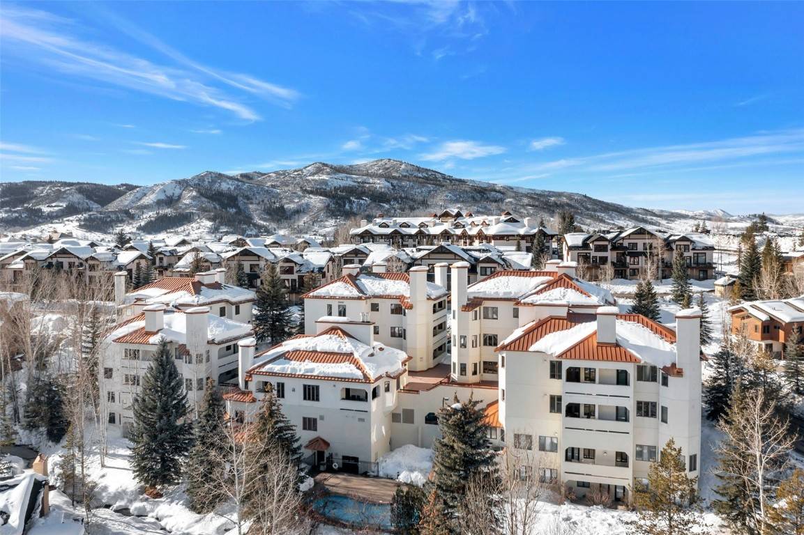 If you have been looking for the perfect ski condo, this is it !