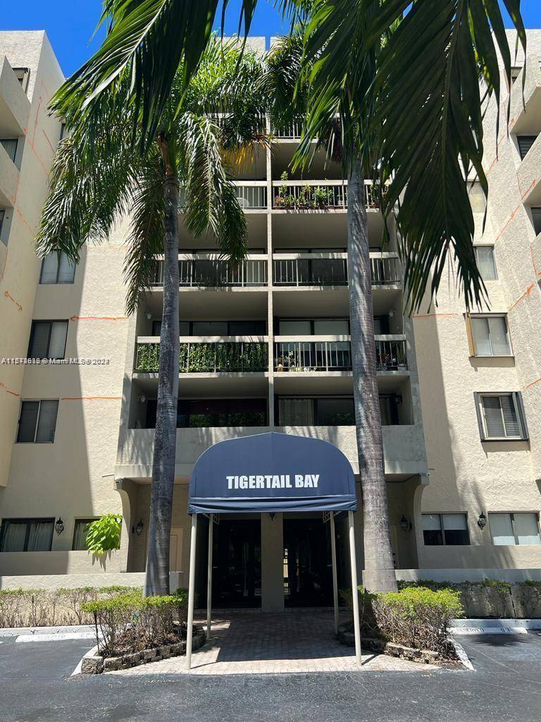 Experience the heart of Coconut Grove living in this recently renovated 1 bedroom condo, conveniently located just steps away from all the Grove has to offer !