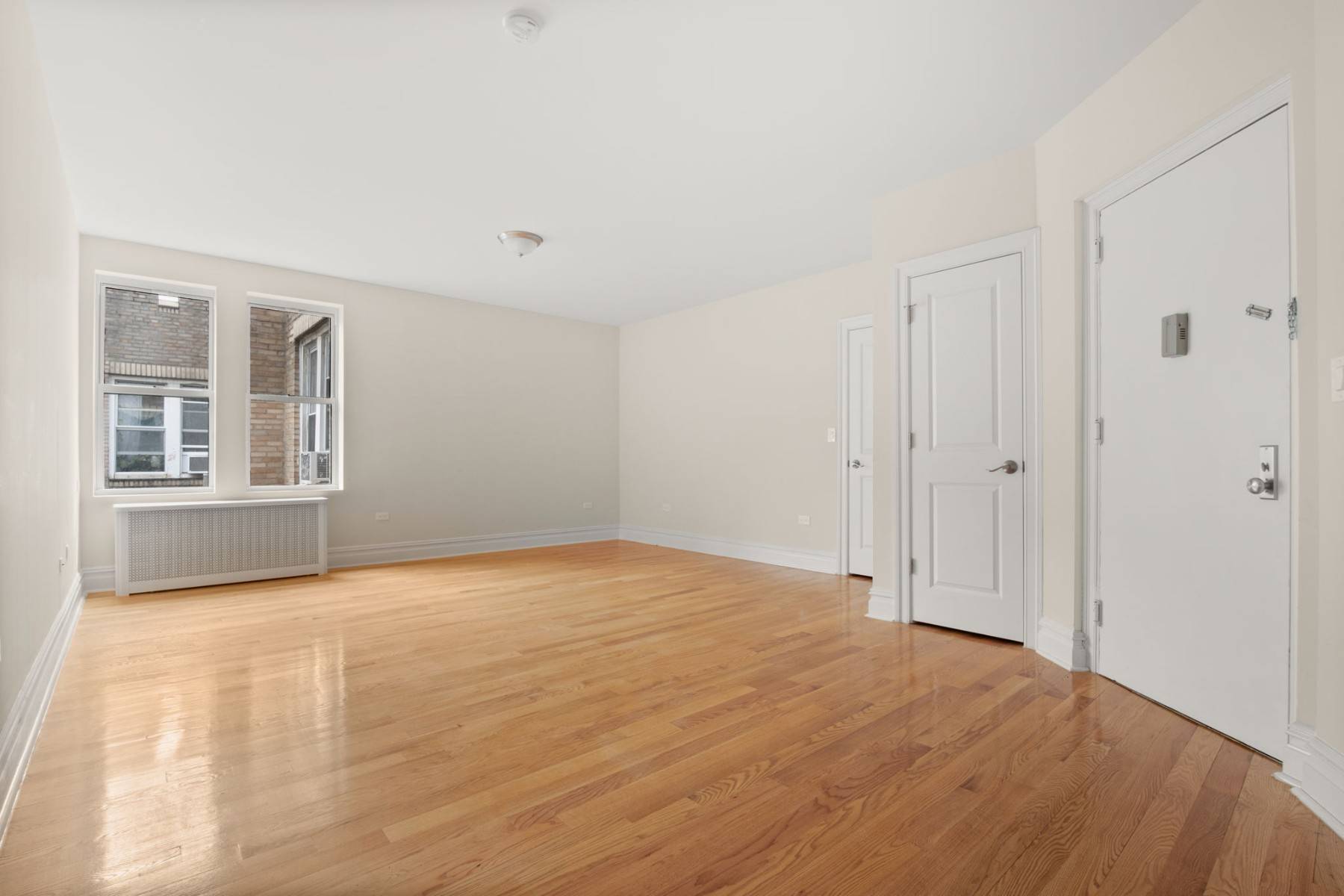Stunningly bright and spacious, this 2 bed 2 bath unit has views of tree lined streets and a beautiful eat in kitchen !