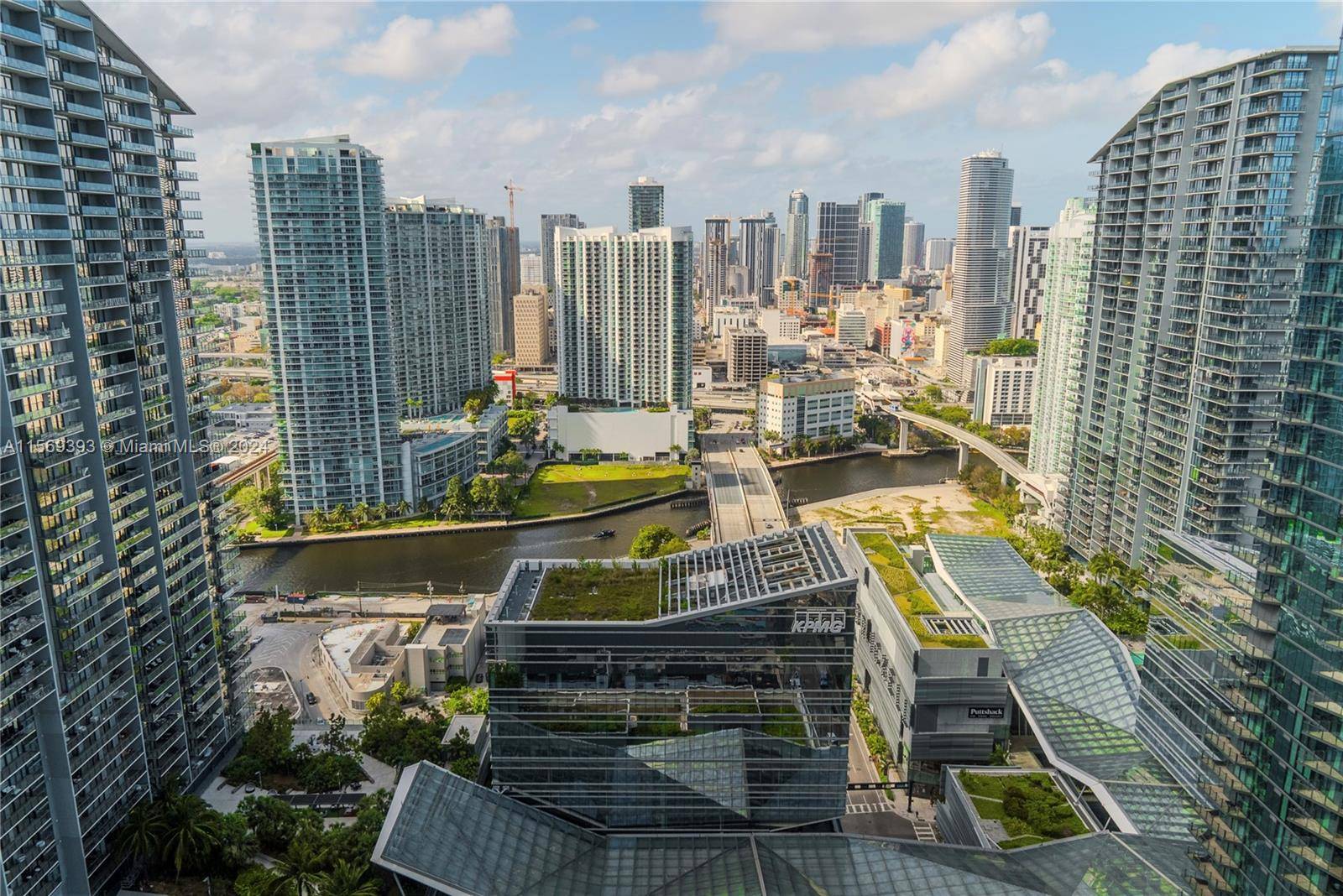 Brickell Heights is located next to Brickell City Center, surrounded by cafes, restaurants, and shops.