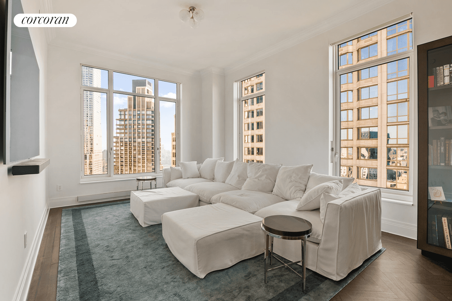 Occupying the southeast corner of this coveted building, Residence 52C is a gorgeous two bedroom home featuring stunning 270 degree city and river views.