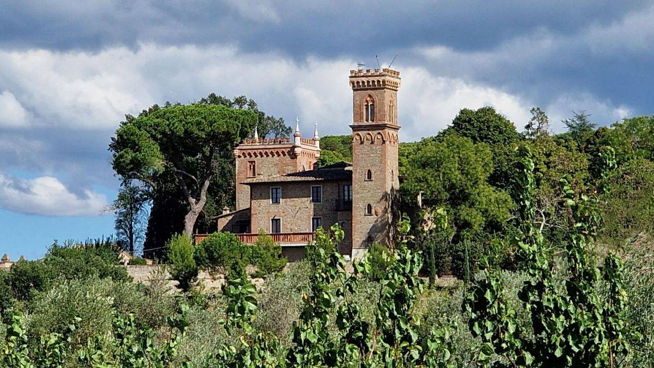 Renovated castle for sale in Umbria, Città della Pieve, Perugia. Real estate prestigious luxury house in Umbria with swimming pool, spa and suites.
