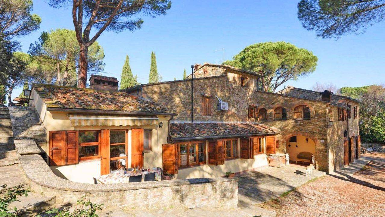 Typical Tuscan stone farmhouse for sale 2 km from the city centre of Arezzo, comprising three flats, swimming pool and park with olive grove.