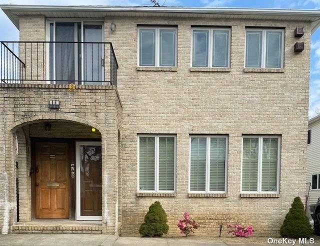discover this unique all brick 1986 built condo, featuring vaulted ceilings and floor to ceiling window which brings in lots of natural light, there is a large eik, master bdrm ...