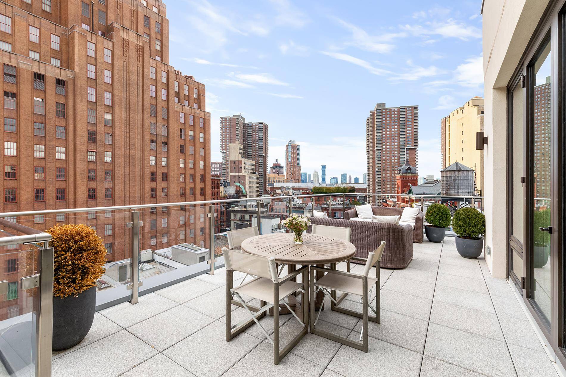 Located on a quiet stretch of road just moments from the finest restaurants, world class shopping, and high end art galleries lining Tribeca s uncrowded streets, this charismatic 7, 261 ...