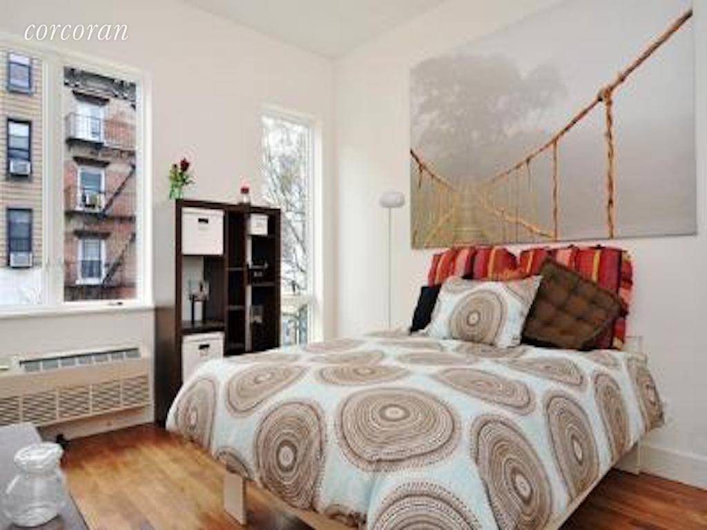 True Williamsburg one bedroom in gorgeous condition has a beautiful bathroom with a combo shower and bath tub, complete with a rainfall showerhead, and high end fixtures.