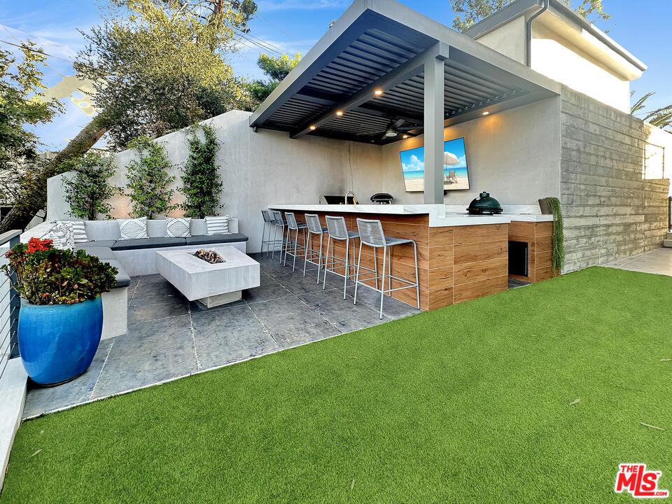 Side Yard Outdoor Kitchen