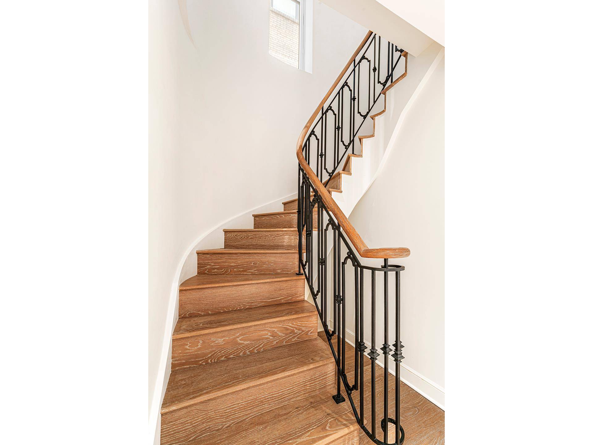 Exquisite Duplex Residence at 27 East 79th Street Experience unparalleled luxury in Duplex Residence 7 at 27 East 79th Street.