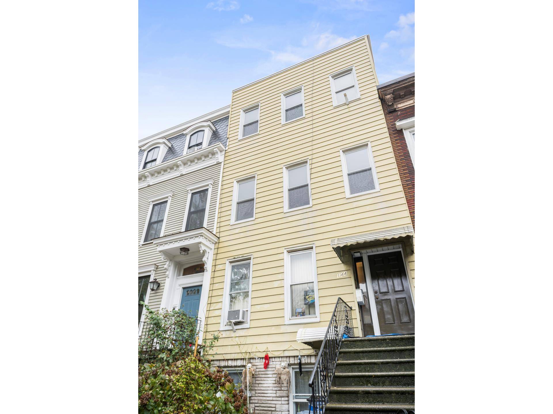 Back on the market ! Three family townhouse in the heart of Greenpoint, close to water and trendy Franklin Street.