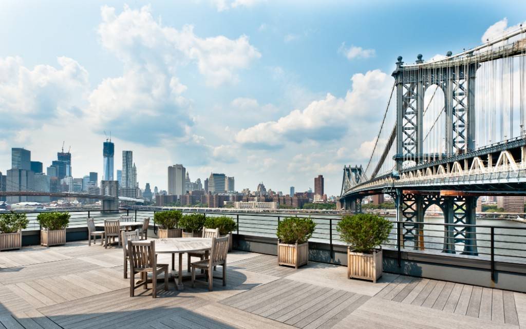This cozy 1 bedroom loft sits at the epicenter of Dumbo and boast high loft like ceilings, a king size bedroom, double panned windows keeping the apartment really quiet and ...