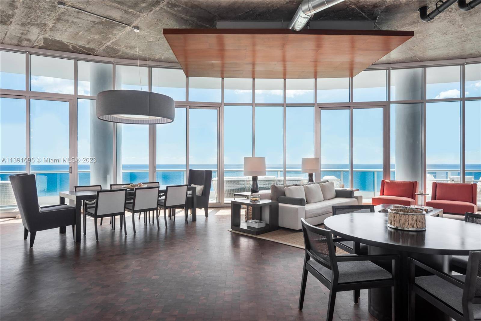 One of a Kind DIRECT OCEANFRONT PENTHOUSE LOFT !