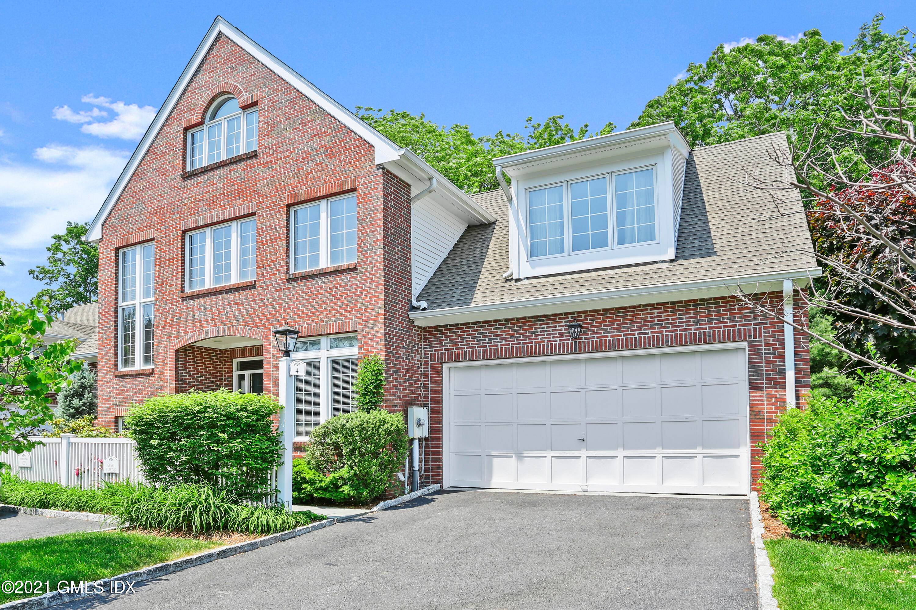 Spacious Pheasant Run free standing townhouse condo with 3 4 bedrooms.