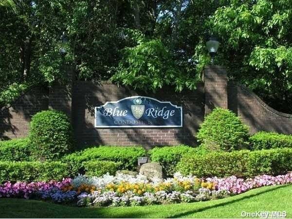 UPSCALE GOLF COURSE RESORT COMMUNITY, INCLUDED IN amp ; OUT POOLS, GOLF, TENNIS, BOCCI, BILLARDS, LIBRARY, RESTAURANT, GYM, SPA W SAUNA, SHOWERS, LOCKER AND MORE.