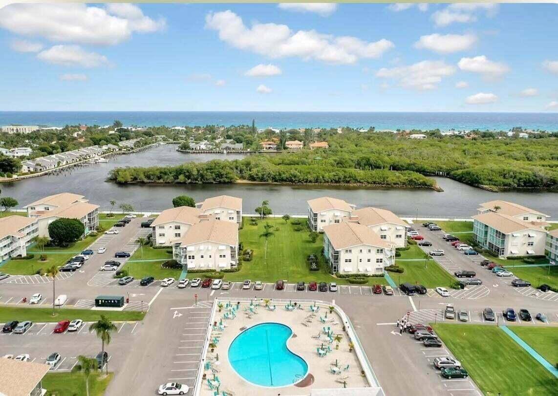 Welcome to this charming one bedroom, one bathroom condo nestled within a vibrant Florida intercoastal community.