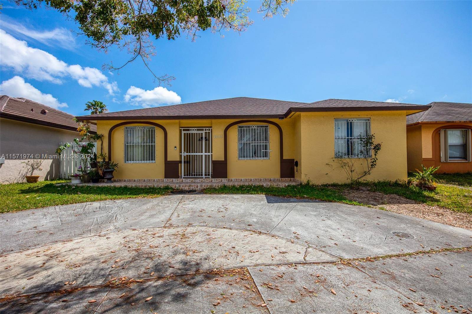Excellent 3 bedroom 2 bath home with a great screened in patio and large backyard.