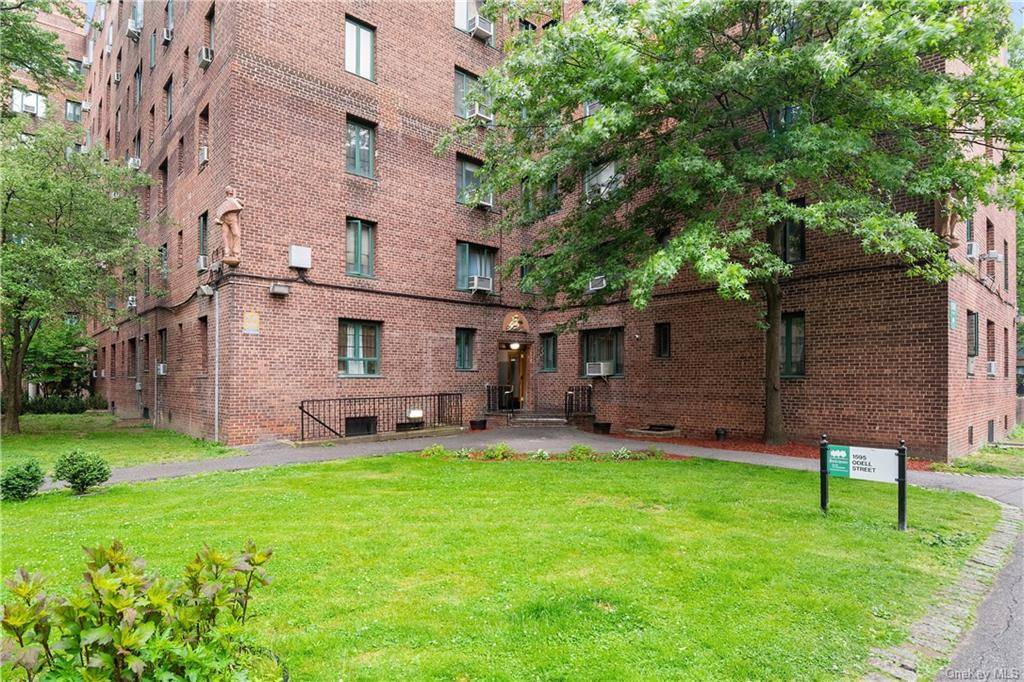 Lovely and recently renovated 2 bdrm condo in Parkchester area.