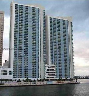 THE AMAZING ONE MIAMI EAST BUILDING WITH LARGE ONE BEDROOM, ONE BATHROOM UNIT ON THE 18TH FLOOR.