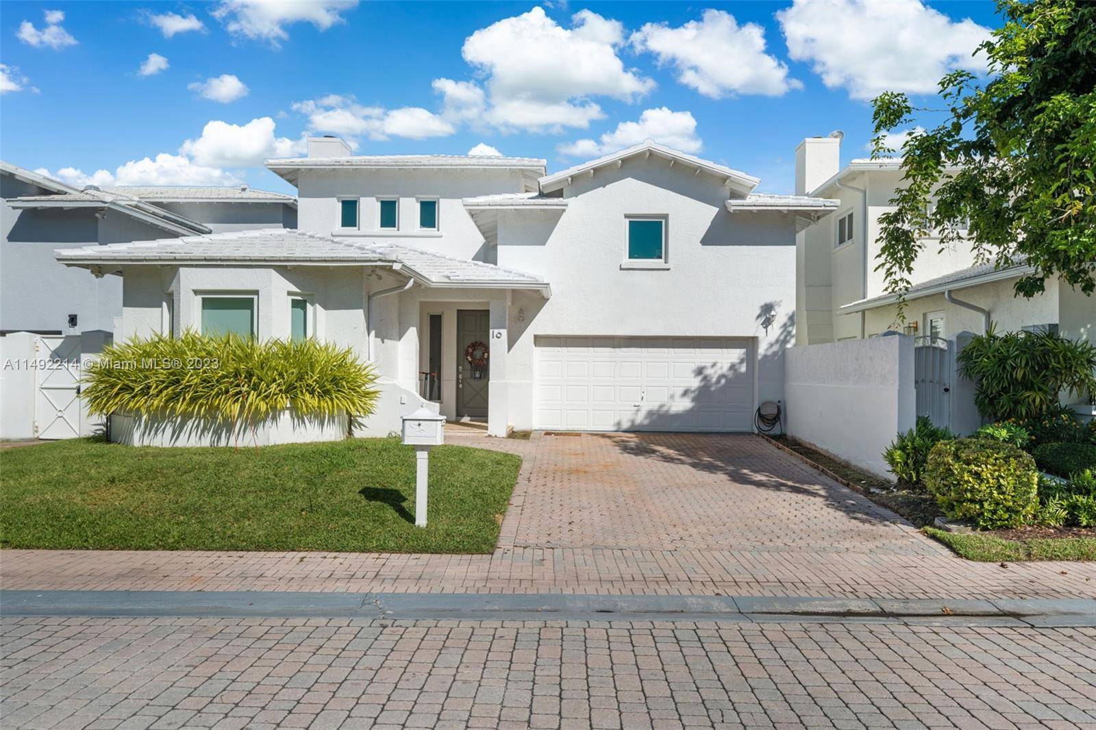 Paradise in Key Biscayne DREAM RENTAL Walking distance to the beach, extremely well appointed and decorated home.