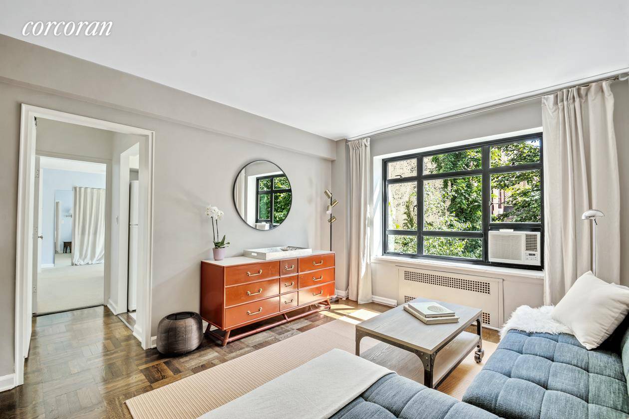 100 Remsen Street is a classic mid century co op in the heart of historic Brooklyn Heights.