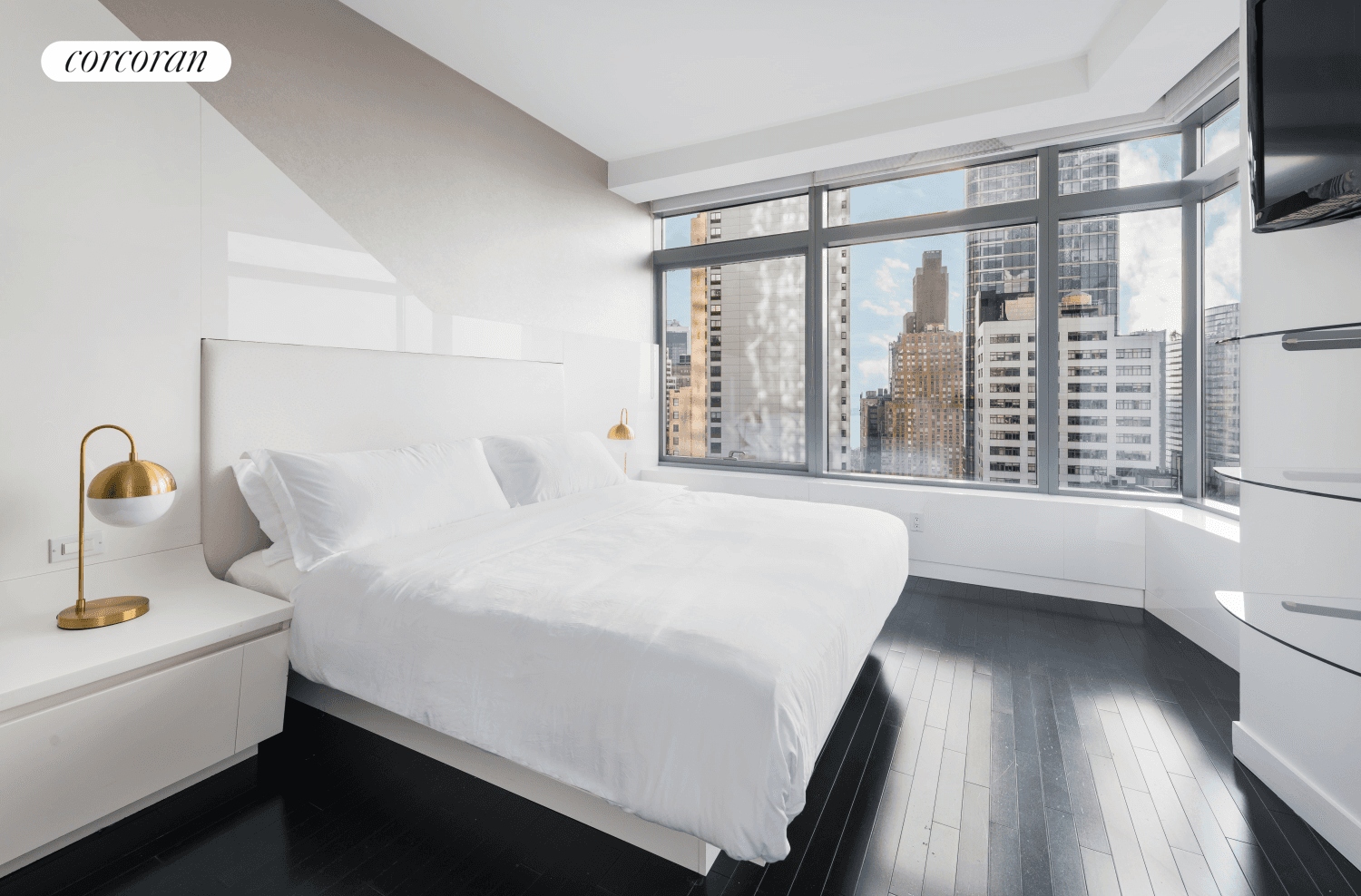 Apartment 23AFURNISHEDCorner StudioWith sweeping views from southern and western exposures of the New York Harbor and Statue of Liberty, this modern, corner studio is flooded with natural light from oversized, ...
