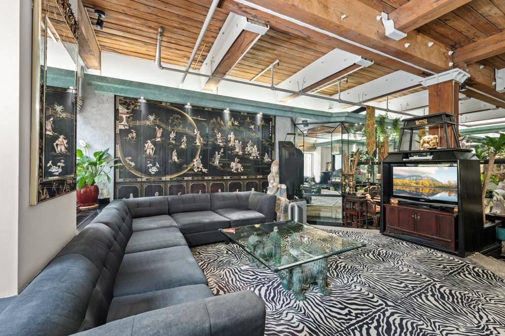 Welcome to an exquisite 4 bedroom loft condo nestled in the heart of Gramercy.