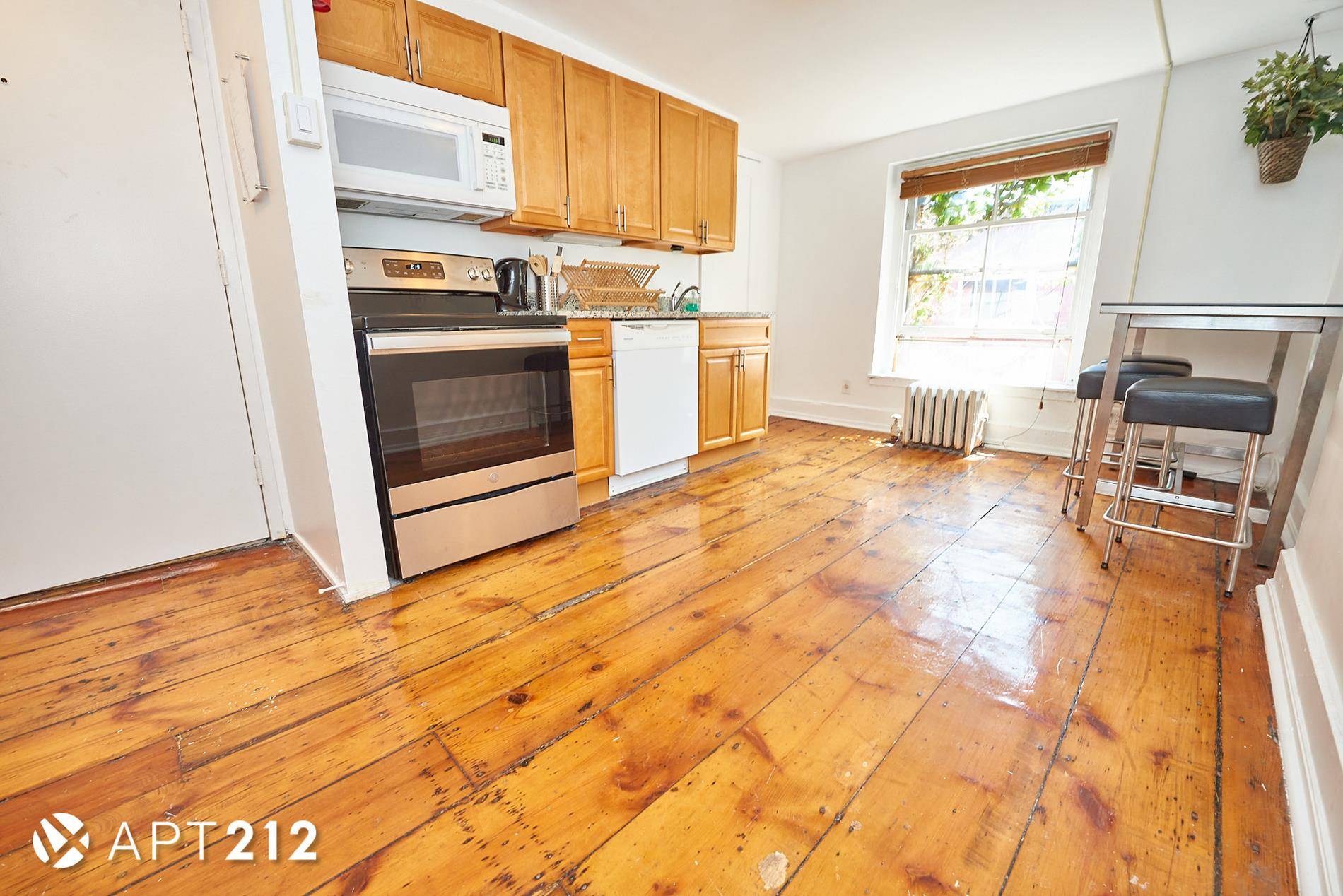 Fully furnished spacious 3 bedroomsLocated in the heart of Little Italy Chinatown, Mulberry corner of Hester St !