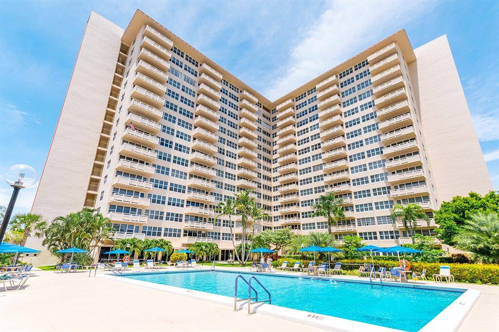 This beautiful One Bedroom and One Bathroom on the 15th floor is priced for a quick sale !
