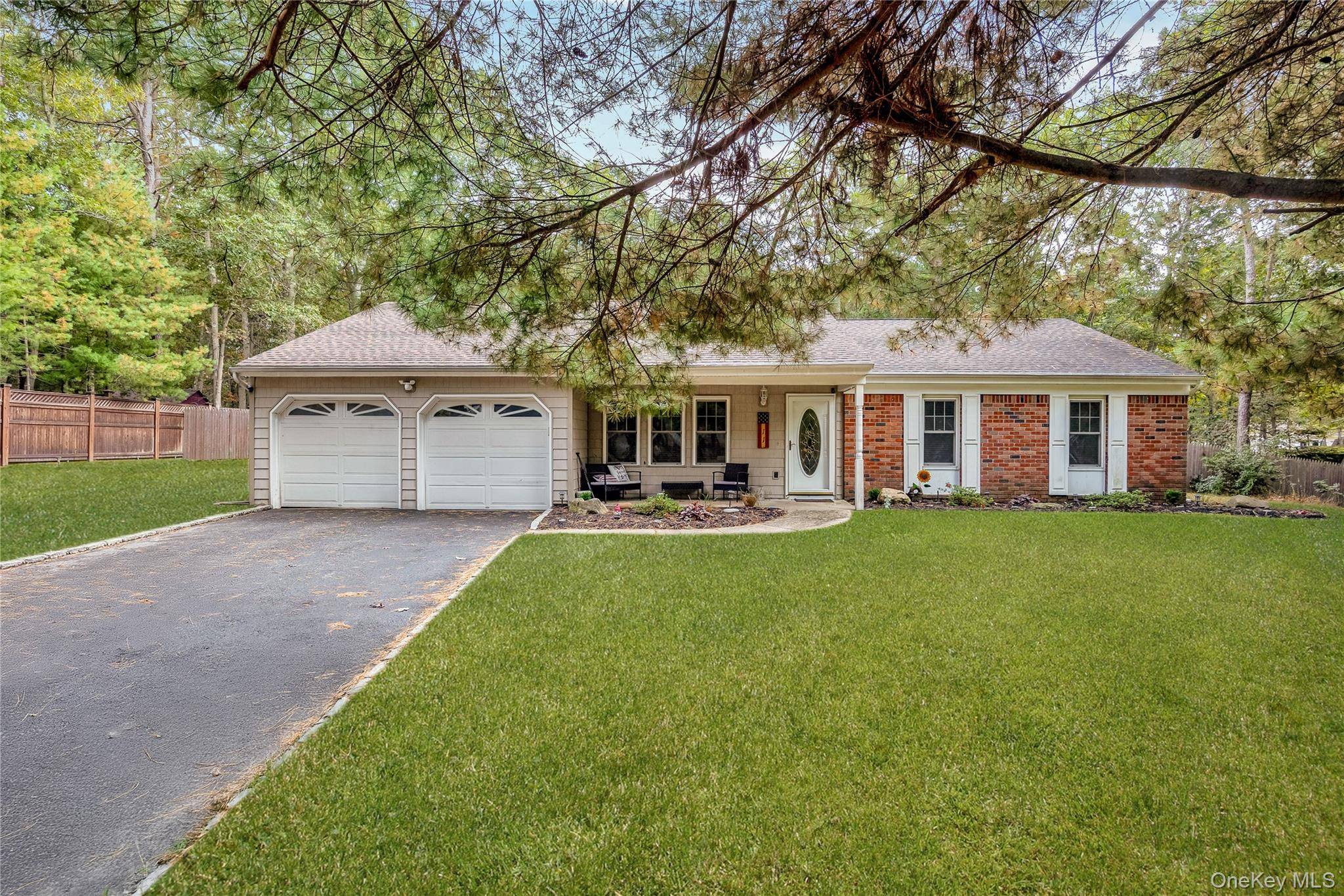 Beautiful 3 bedroom 2 Full bathroom Ranch.