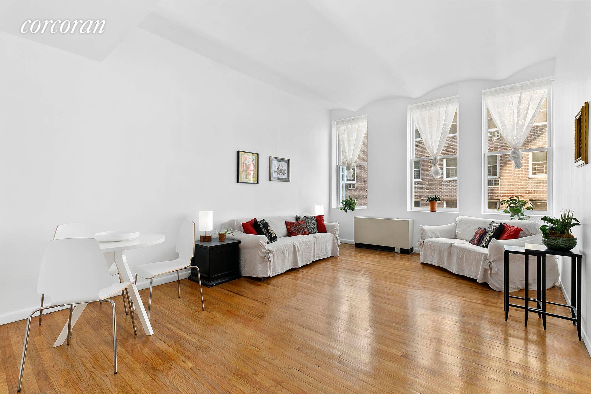 9 Barrow Street 2D is a fantastic two bedroom pre war Co op apartment in the center of the West Village !