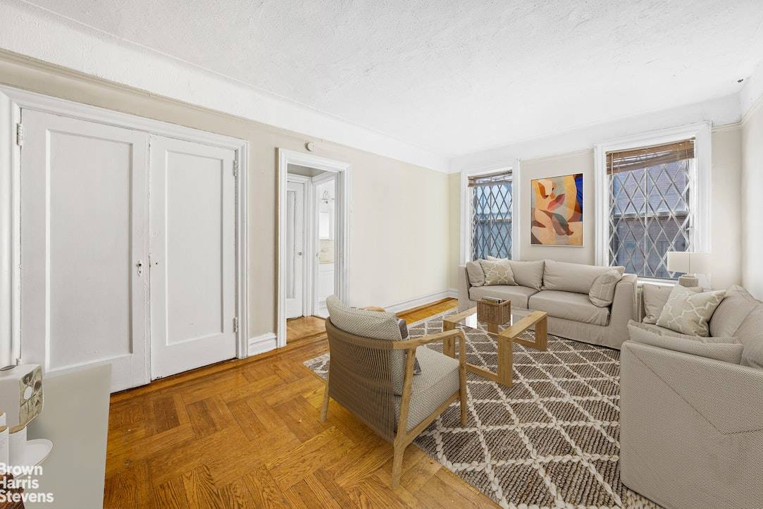 1040 Carroll Street 2H, a cozy one apartment in trendy Crown Heights is the home to make your dreams come true.